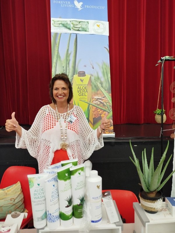 Patricia DESHAYES partageant son expérience sur un stand Forever Living